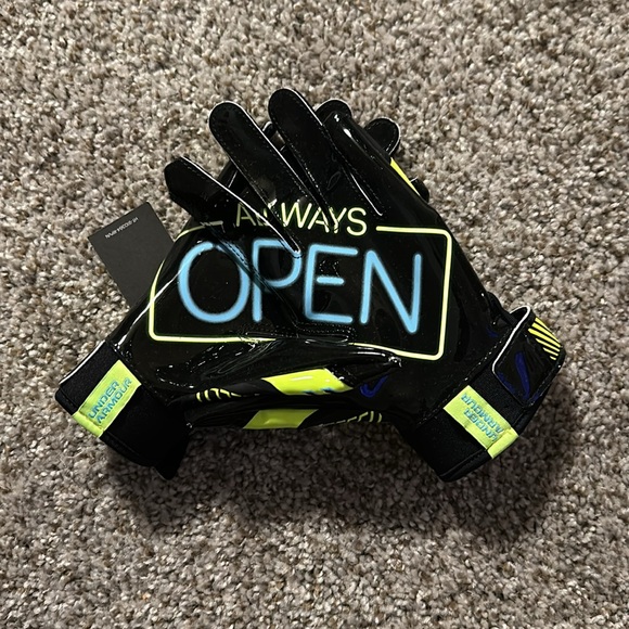 Under Armour youth football gloves - Picture 2 of 4